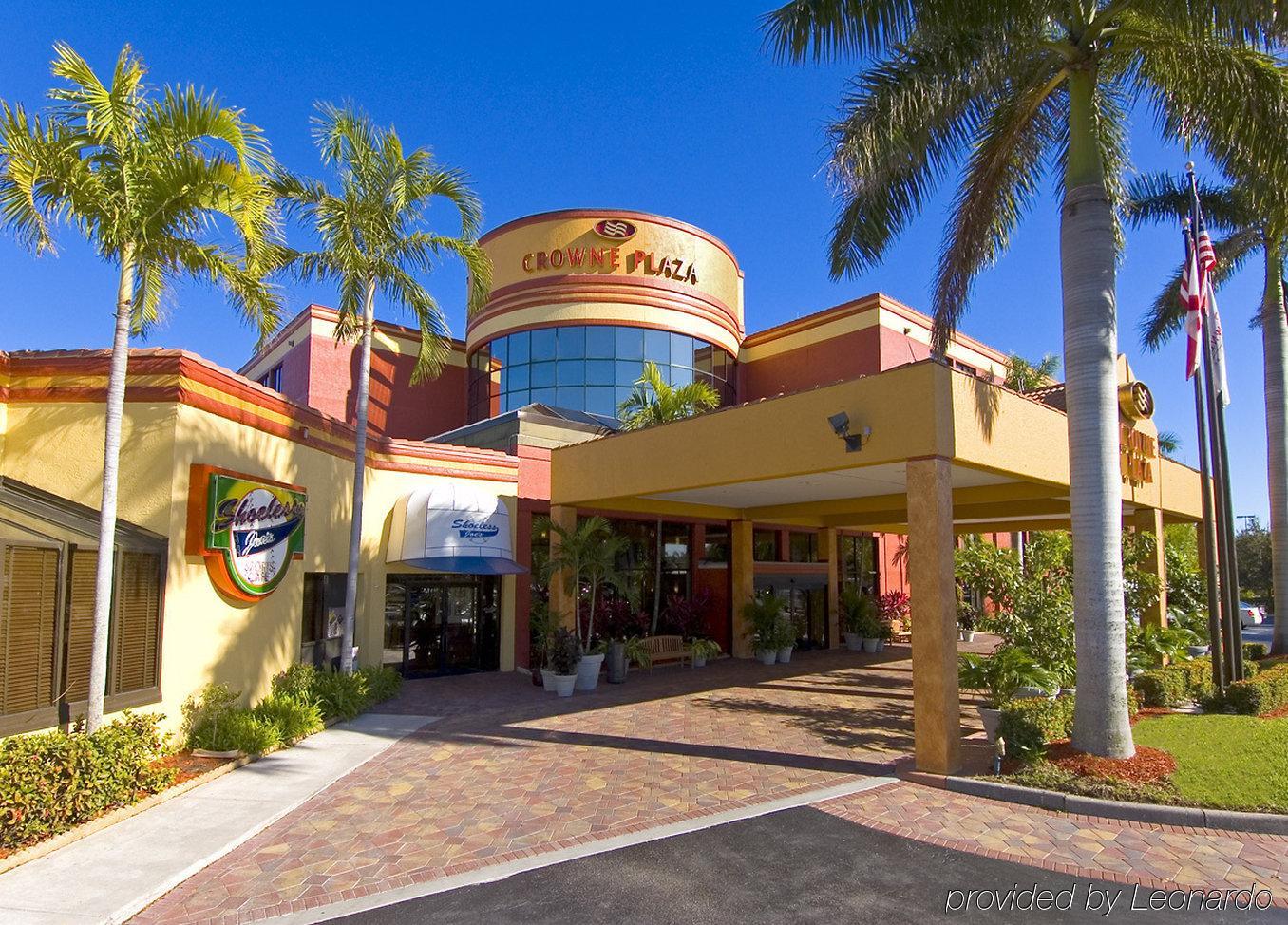 Doubletree By Hilton Fort Myers At Bell Tower Shops Exterior photo